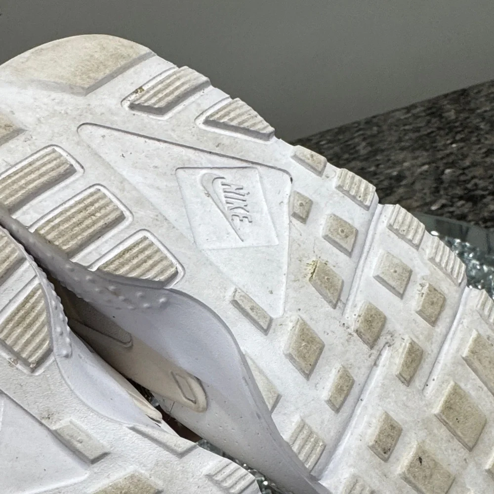Nike huaraches Kids White and Tan Sneakers 10C
